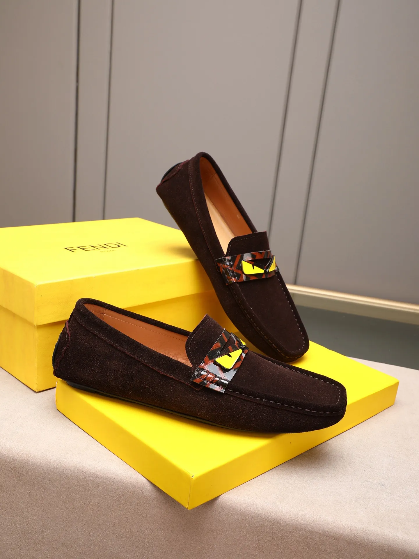 Men's shoes 💰400💰[FENDI] The little monster of Fendi F family, which is popular all over the world, is coming in a big way, the latest color, driving slip-on loafers, avant-garde and versatile fashion men's shoes, bun shoes, bean shoes👌👌👌 Private mold opening, 1:1 reproduction... The upper is made of first-layer cowhide, and the first-layer pigskin lining... is extremely comfortable, fashionable, simple, atmospheric and personalized [color] The side of the shoe is more refined, and the overall effect is handsome [ Turn in a circle][Turn in a circle]💭This hardware monster with eyes is not the popular version on the market🚳🚳Compared with the old model, it is more trendy, eye-catching and more classy🔰This summer, the little monster will subvert the old ideas and share the fashion with you🔱A must-have for fashionistas! Must keep it for yourself! Online outsole, high-end quality workmanship. Color: black, blue, white, red. Matching code: 38-44 (45 46 47 customized) (standard leather shoe size)